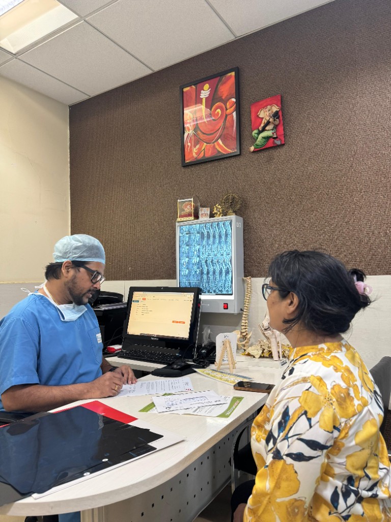 Dr. Kailash Kothari consulting a patient at Pain Clinic of India